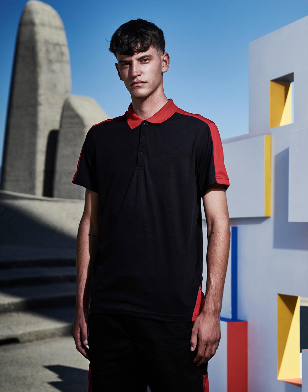 Polo Contrast Coolweav <ul> </li><li>100% poliester (pique) </li><li>Szybkoschnący materiał </li><li>Właściwości odprowadzania wilgoci  </li><li>Prążkowany kołnierz z plisą na 3 guziki </li><li>Kołnierz i wstawki w kontrastowym kolorze </li><li>Otwory boczne</li></ul>