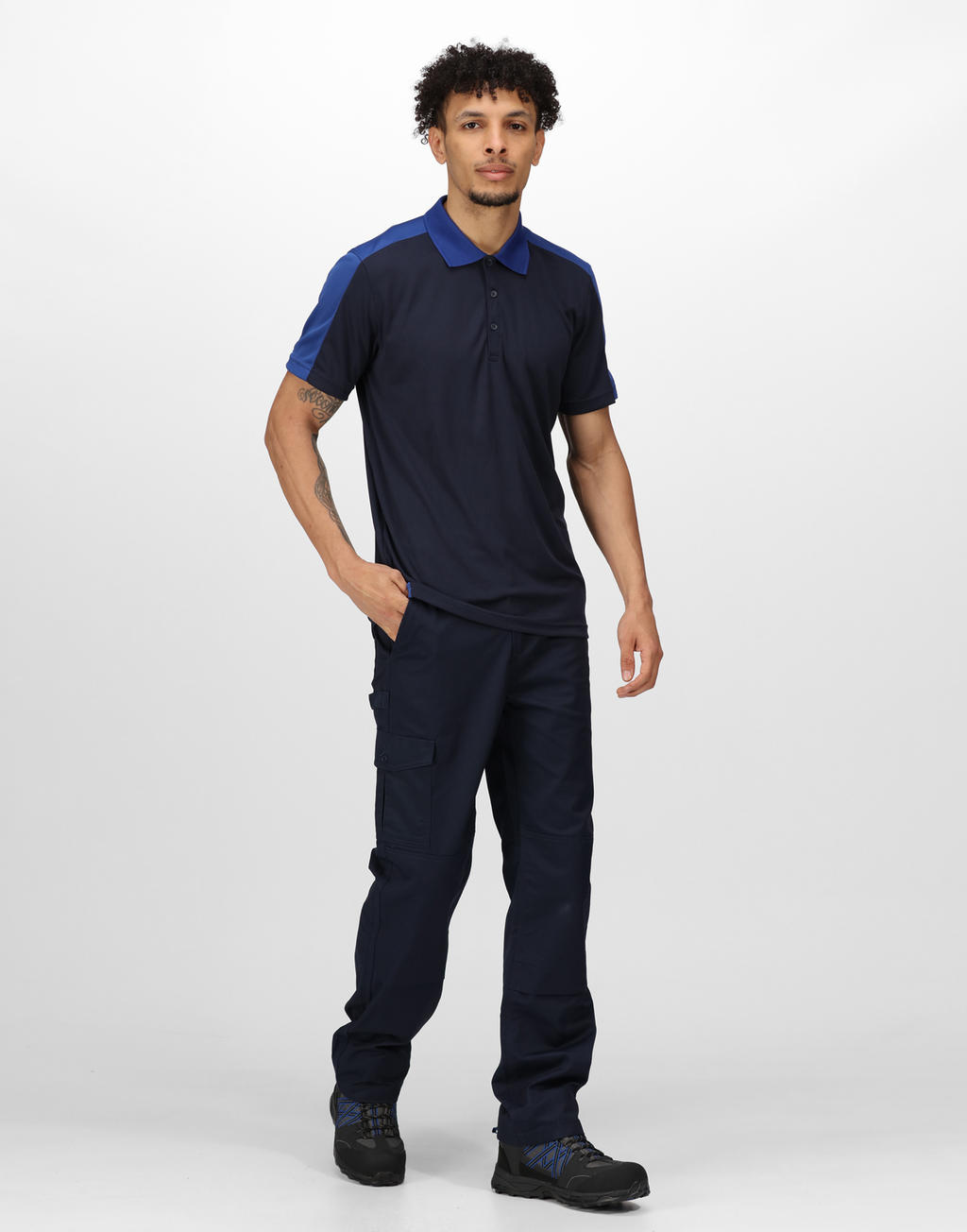 Polo Contrast Coolweav <ul> </li><li>100% poliester (pique) </li><li>Szybkoschnący materiał </li><li>Właściwości odprowadzania wilgoci  </li><li>Prążkowany kołnierz z plisą na 3 guziki </li><li>Kołnierz i wstawki w kontrastowym kolorze </li><li>Otwory boczne</li></ul>