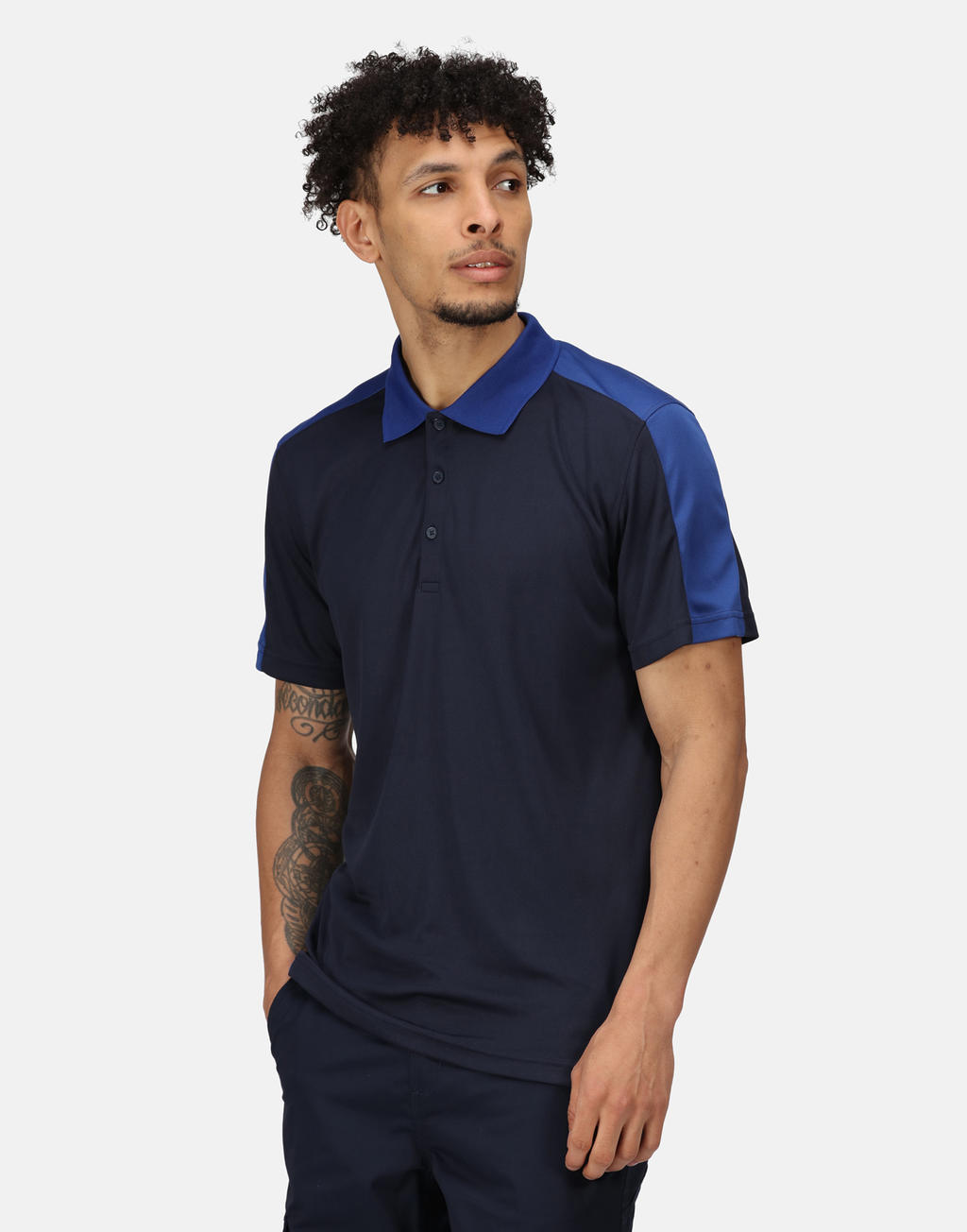 Polo Contrast Coolweav <ul> </li><li>100% poliester (pique) </li><li>Szybkoschnący materiał </li><li>Właściwości odprowadzania wilgoci  </li><li>Prążkowany kołnierz z plisą na 3 guziki </li><li>Kołnierz i wstawki w kontrastowym kolorze </li><li>Otwory boczne</li></ul>