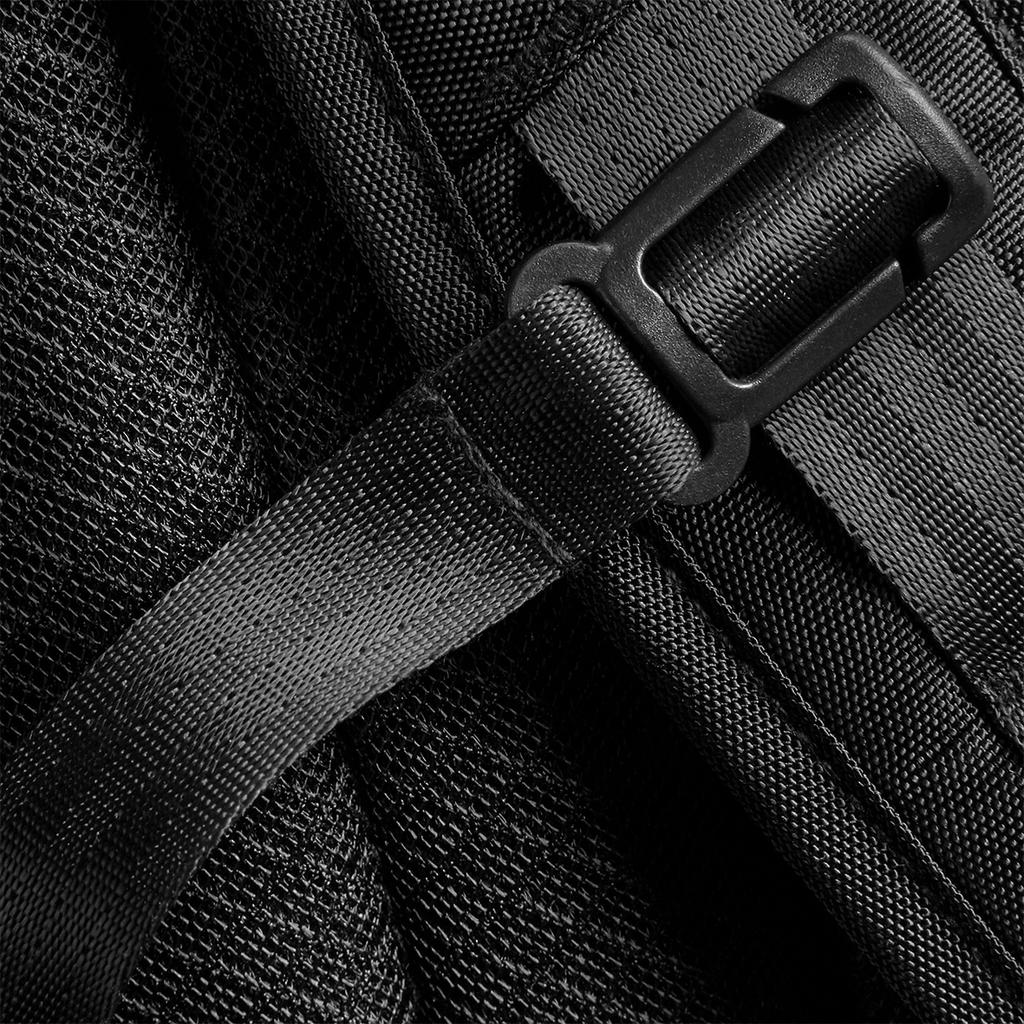 Plecak Pitch Black 12 Hour Daypack <ul> </li><li>100% poliester (1000D, Twist Weave) </li><li>Wytrzymałe pasy  </li><li>Wodoodporny, odporny na ścieranie materiał </li><li>Oddychający wyściełany tylny panel z siatki </li><li>Wyściełana kieszeń na laptopa z dostępem zewnętrznym, kompatybilna z laptopem do 13 </li><li>Wewnątrz elastyczny uchwyt na butelkę </li><li>Przednia kieszeń z organizerem </li><li>Metka TearAway  </li><li>Pojemność: 14 litrów, z możliwością rozszerzenia do 18 litrów </li><li>Wymiary: 33 x 48 (65) x 19 cm </li><li>Max. cylindryczne pole haftu: 9 </li><li>Max. powierzchnia nadruku: 17 x 9 cm</li></ul>