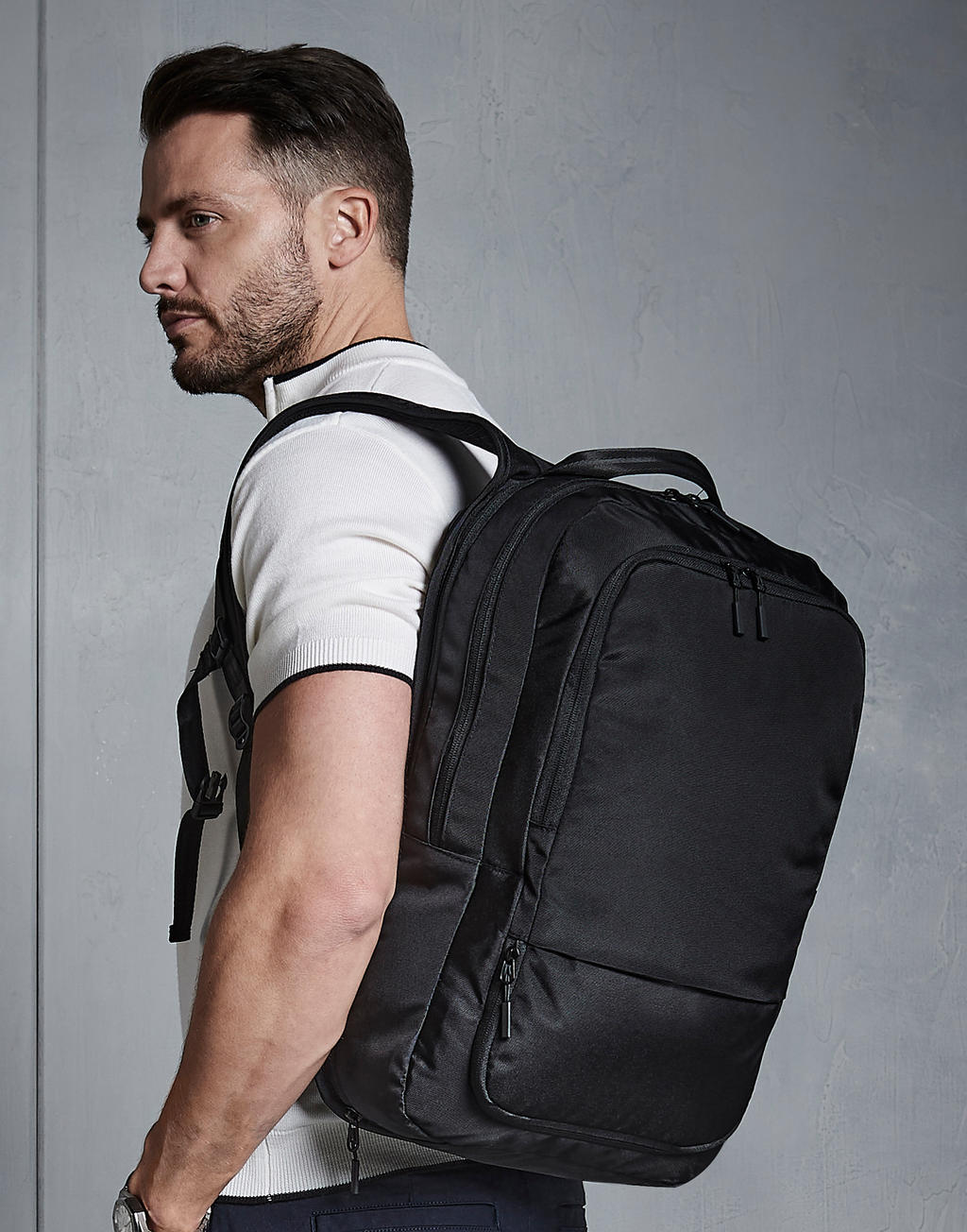 Plecak Pitch Black 24 Hour Backpack <ul> </li><li>100% poliester (1000D, Twist Weave) </li><li>Wytrzymałe pasy  </li><li>Wodoodporny, odporny na ścieranie materiał </li><li>Oddychający wyściełany tylny panel z siatki </li><li>Wyściełana kieszeń na laptopa z dostępem zewnętrznym, kompatybilna z laptopem do 15,6 </li><li>Wewnętrzny elastyczny uchwyt na butelkę </li><li>Przednia kieszeń z organizerem zapinana na zamek </li><li>Metka TearAway </li><li>Pojemność: 20 litrów, z możliwością rozszerzenia do 25 litrów </li><li>Wymiary: 33 x 50 x 21 (25) cm </li><li>Max. cylindryczne pole haftu: 18 </li><li>Max. obszar nadruku: 20 x 15 cm</li></ul>