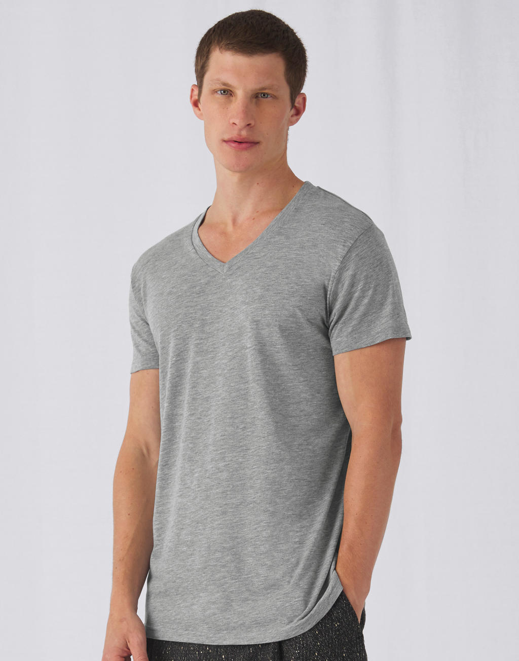 Męski T-Shirt V-Neck V Triblend<P/> <ul> </li><li>130 g/m² </li><li>50% poliester, 25% bawełna, 25% wiskoza </li><li>Jedwabisty i miękki materiał Triblend single jersey </li><li>Taśma wzmacniająca od ramienia do ramienia </li><li>Kołnierz V-neck z tego samego materiału </li><li>Podwójne przeszycia na rękawach i u dołu koszulki </li><li>Boczne szwy </li><li>System B&C No Label dla ułatwienia dekoracji </li><li>Bardzo gładka i równa powierzchnia umożliwia jasny i wyraźny nadruk </li><li>Przetestowany i zaaprobowany do każdej standardowej techniki nadruku, nadaje się także do sublimacji</li></ul>