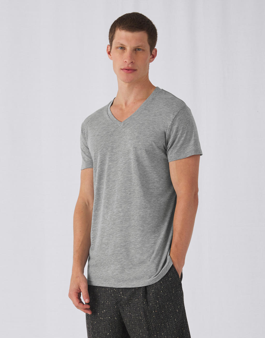 Męski T-Shirt V-Neck V Triblend<P/> <ul> </li><li>130 g/m² </li><li>50% poliester, 25% bawełna, 25% wiskoza </li><li>Jedwabisty i miękki materiał Triblend single jersey </li><li>Taśma wzmacniająca od ramienia do ramienia </li><li>Kołnierz V-neck z tego samego materiału </li><li>Podwójne przeszycia na rękawach i u dołu koszulki </li><li>Boczne szwy </li><li>System B&C No Label dla ułatwienia dekoracji </li><li>Bardzo gładka i równa powierzchnia umożliwia jasny i wyraźny nadruk </li><li>Przetestowany i zaaprobowany do każdej standardowej techniki nadruku, nadaje się także do sublimacji</li></ul>