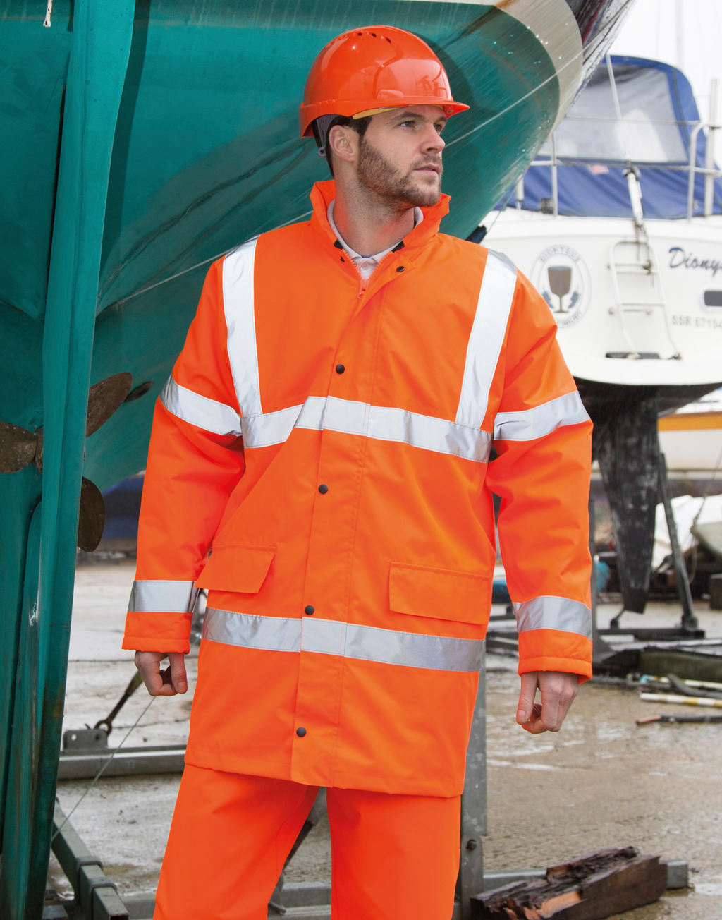 Płaszcz Core Hi-Vis Motorway <ul> </li><li>Na zewnątrz: 100% poliester (pokrycie 300D PU oxford) </li><li>Podszewka: 100% poliester (pikowany 190T diamond) </li><li>Spełnia wymagania normy EN ISO 20471:2013, klasa 3 </li><li>Mocny, wytrzymały i ciepły </li><li>Wiatro i wodoodporna (1000 mm) </li><li>Klejone szwy </li><li>Chowany kaptur regulowany sznurkiem </li><li>Dwukierunkowy zamek na całej długości, z klapą przeciwwiatrową na zatrzaski </li><li>Dwie duże kieszenie przykryte plisą przeciwwiatrową </li><li>Kieszeń wewnętrzna </li><li>50 mm odblaskowe pasy </li><li>Zgodny z GO/RT 3279 ISSUE 8:2013, klasa 3 (kolor Fluo Orange)</li></ul>