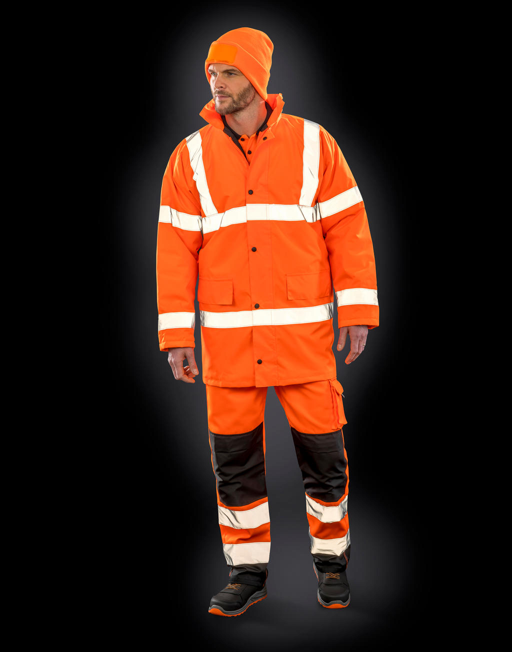 Płaszcz Core Hi-Vis Motorway <ul> </li><li>Na zewnątrz: 100% poliester (pokrycie 300D PU oxford) </li><li>Podszewka: 100% poliester (pikowany 190T diamond) </li><li>Spełnia wymagania normy EN ISO 20471:2013, klasa 3 </li><li>Mocny, wytrzymały i ciepły </li><li>Wiatro i wodoodporna (1000 mm) </li><li>Klejone szwy </li><li>Chowany kaptur regulowany sznurkiem </li><li>Dwukierunkowy zamek na całej długości, z klapą przeciwwiatrową na zatrzaski </li><li>Dwie duże kieszenie przykryte plisą przeciwwiatrową </li><li>Kieszeń wewnętrzna </li><li>50 mm odblaskowe pasy </li><li>Zgodny z GO/RT 3279 ISSUE 8:2013, klasa 3 (kolor Fluo Orange)</li></ul>
