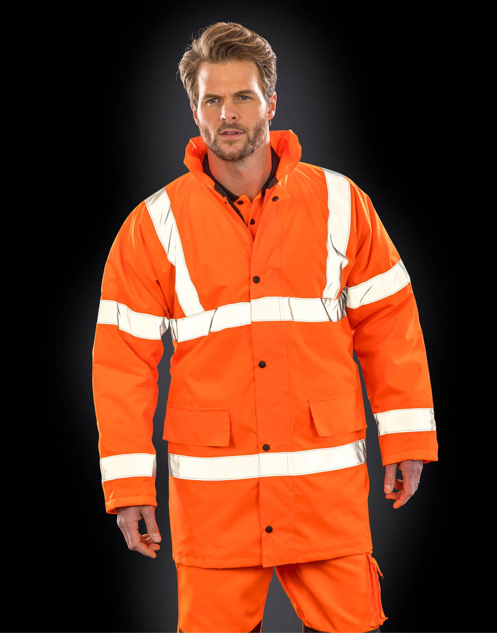 Płaszcz Core Hi-Vis Motorway <ul> </li><li>Na zewnątrz: 100% poliester (pokrycie 300D PU oxford) </li><li>Podszewka: 100% poliester (pikowany 190T diamond) </li><li>Spełnia wymagania normy EN ISO 20471:2013, klasa 3 </li><li>Mocny, wytrzymały i ciepły </li><li>Wiatro i wodoodporna (1000 mm) </li><li>Klejone szwy </li><li>Chowany kaptur regulowany sznurkiem </li><li>Dwukierunkowy zamek na całej długości, z klapą przeciwwiatrową na zatrzaski </li><li>Dwie duże kieszenie przykryte plisą przeciwwiatrową </li><li>Kieszeń wewnętrzna </li><li>50 mm odblaskowe pasy </li><li>Zgodny z GO/RT 3279 ISSUE 8:2013, klasa 3 (kolor Fluo Orange)</li></ul>