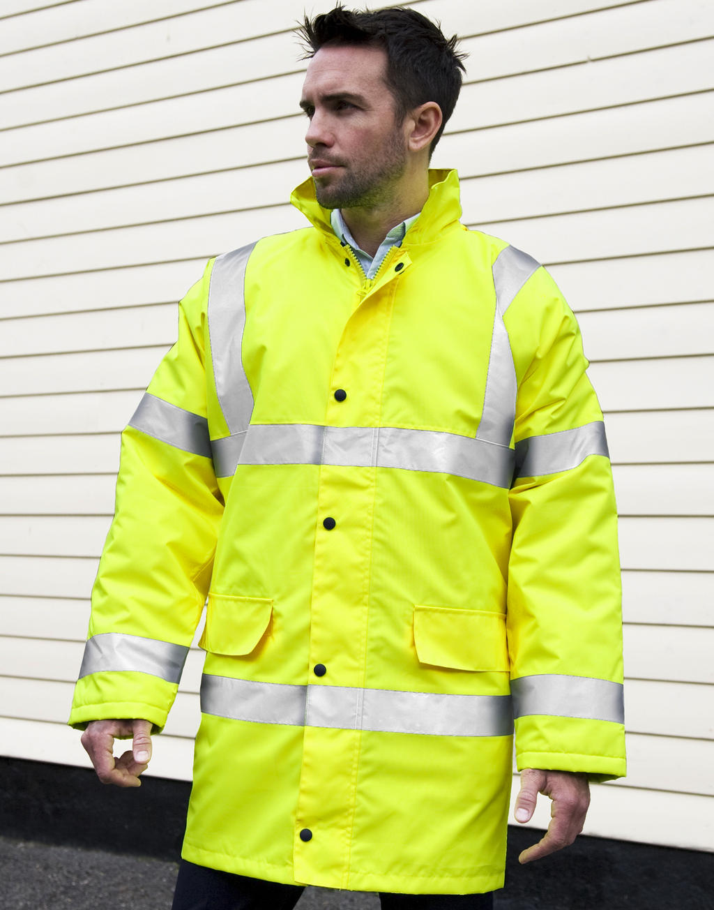 Płaszcz Core Hi-Vis Motorway <ul> </li><li>Na zewnątrz: 100% poliester (pokrycie 300D PU oxford) </li><li>Podszewka: 100% poliester (pikowany 190T diamond) </li><li>Spełnia wymagania normy EN ISO 20471:2013, klasa 3 </li><li>Mocny, wytrzymały i ciepły </li><li>Wiatro i wodoodporna (1000 mm) </li><li>Klejone szwy </li><li>Chowany kaptur regulowany sznurkiem </li><li>Dwukierunkowy zamek na całej długości, z klapą przeciwwiatrową na zatrzaski </li><li>Dwie duże kieszenie przykryte plisą przeciwwiatrową </li><li>Kieszeń wewnętrzna </li><li>50 mm odblaskowe pasy </li><li>Zgodny z GO/RT 3279 ISSUE 8:2013, klasa 3 (kolor Fluo Orange)</li></ul>