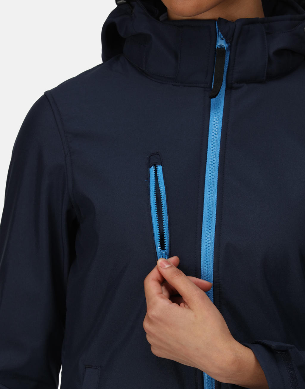 Damski Softshell Z Kapturem 3 Warstwowy Venturer <ul> </li><li>300 g/m² </li><li>100% poliester </li><li>Tkany softshell XPT wodoodporny i oddychający 3-warstwowy materiał membranowy </li><li>Tkanina zewnętrzna w pełni do zadruku </li><li>Odporna na wiatr wewnętrzna membrana </li><li>2 dolne kieszenie zapinane na zamek i 1 kieszeń na piersi zapinana na zamek </li><li>Odpinany kaptur softshell </li><li>Regulowany ściągacz kurtki </li><li>Regulowane rękawy </li><li>Metka Tear Away</li></ul>