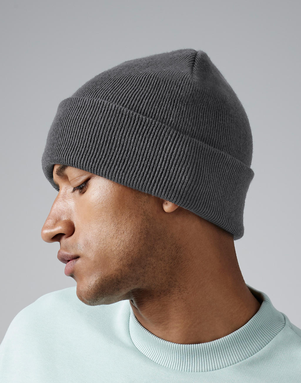 Czapka Beanie z recyklingu  <ul> </li><li>100% poliester (z recyklingu) </li><li>Poliester z recyklingu (odzyskano ok. 2,5 butelek) </li><li>Dwuwarstwowa dzianina </li><li>Krój z mankietami dla optymalnej dekoracji </li><li>Łatwozrywalna metka </li></ul>