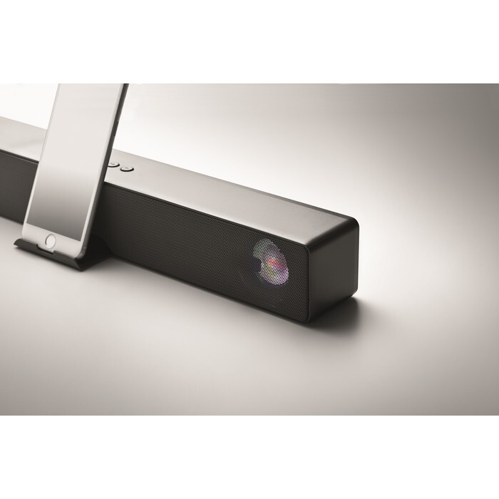 Bezprzew. głośnik soundbar 5.0 Bezprzewodowy głośnik soundbar 5.0 z tworzywa ABS z funkcją zmiany nastroju i podstawką pod telefon. W zestawie akumulator Li-ION o pojemności 2000 mAh. Dane wyjściowe:5W. Czas odtwarzania ok. 4 godz.