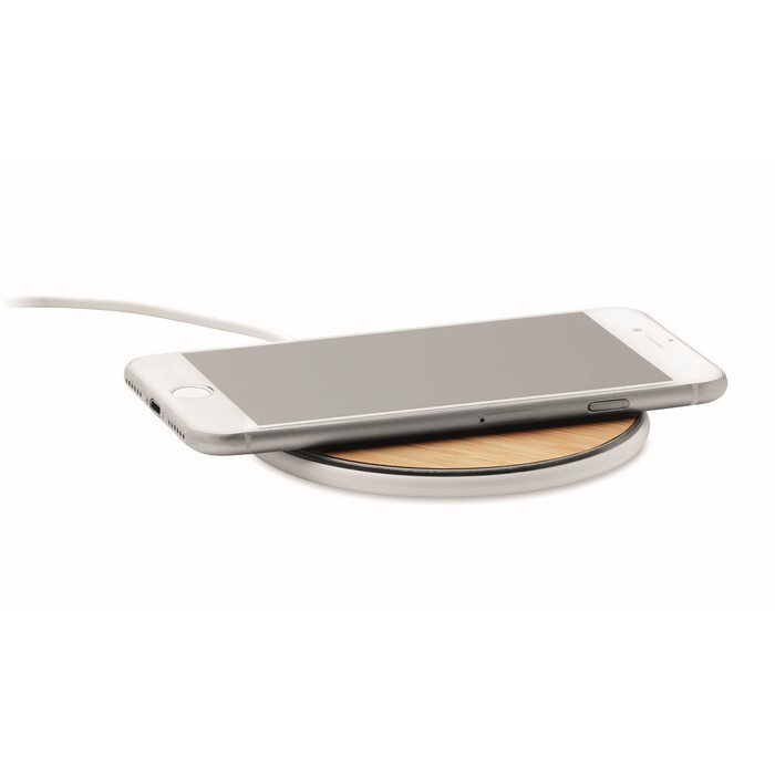 Ładowarka bezprzewodowa 10W Wireless charger 15W in bamboo top and ABS base. Connect device to your computer, place smartphone on it and let it charge. Output: DC 9V/1.10A (15W) for quick charging. Compatible with latest Androids, iPhone® 8, X and newer.