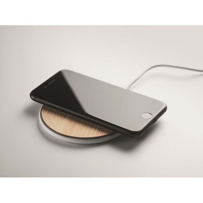 Ładowarka bezprzewodowa 10W Wireless charger 15W in bamboo top and ABS base. Connect device to your computer, place smartphone on it and let it charge. Output: DC 9V/1.10A (15W) for quick charging. Compatible with latest Androids, iPhone® 8, X and newer.