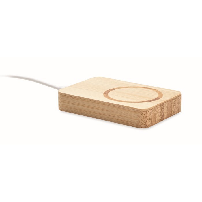 Ładowarka bezprzewodowa 10W Magnetyczna bambusowa ładowarka bezprzewodowa (10 W) i power bank (4000 mAh). Wyjście: DC 9V/1,1A (10W) idealne do szybkiego ładowania. Kompatybilny z iPhone® 12 i nowszymi. W zestawie dodatkowy magnetyczny, metalowy pierścień do ładowania innych niemagnetycznych telefonów z funkcją ładowania bezprzewodowego. Bambus jest produktem naturalnym, dlatego mogą wystąpić nieznaczne różnice w kolorze, wzorze i rozmiarze.