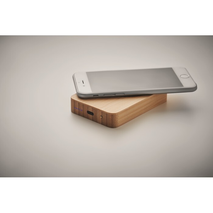 Ładowarka bezprzewodowa 10W Magnetyczna bambusowa ładowarka bezprzewodowa (10 W) i power bank (4000 mAh). Wyjście: DC 9V/1,1A (10W) idealne do szybkiego ładowania. Kompatybilny z iPhone® 12 i nowszymi. W zestawie dodatkowy magnetyczny, metalowy pierścień do ładowania innych niemagnetycznych telefonów z funkcją ładowania bezprzewodowego. Bambus jest produktem naturalnym, dlatego mogą wystąpić nieznaczne różnice w kolorze, wzorze i rozmiarze.