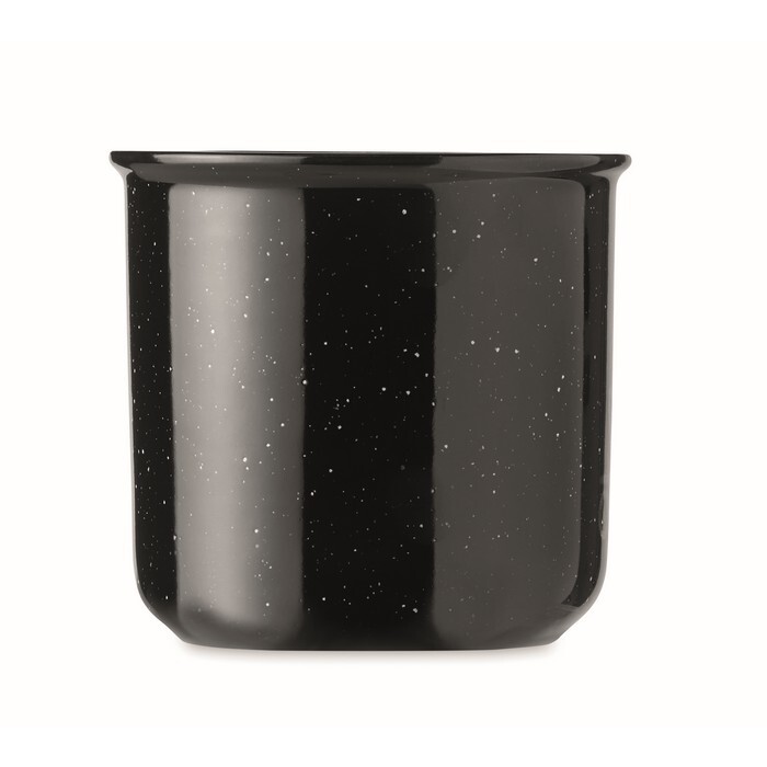 Kubek vintage ceramika 400 ml Duży ceramiczny kubek w stylu vintage. Ze względu na nakrapiany wzór, na nadrukowanym logo będą widoczne plamki. Pojemność: 400 ml.