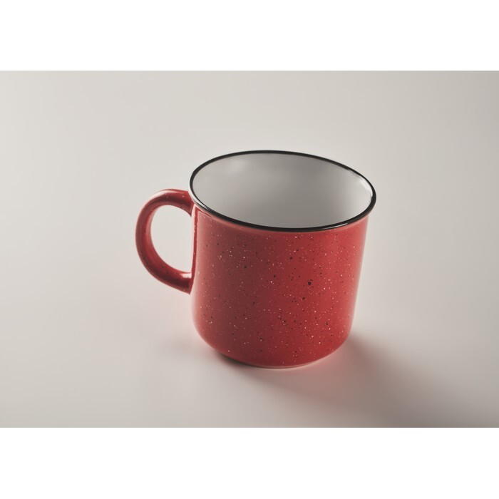 Kubek vintage ceramika 400 ml Duży ceramiczny kubek w stylu vintage. Ze względu na nakrapiany wzór, na nadrukowanym logo będą widoczne plamki. Pojemność: 400 ml.