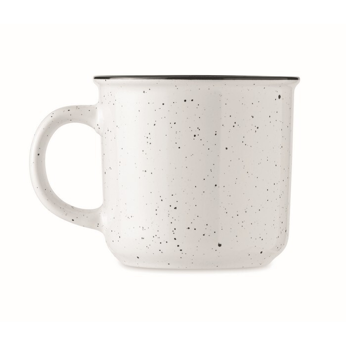 Kubek vintage ceramika 400 ml Duży ceramiczny kubek w stylu vintage. Ze względu na nakrapiany wzór, na nadrukowanym logo będą widoczne plamki. Pojemność: 400 ml.