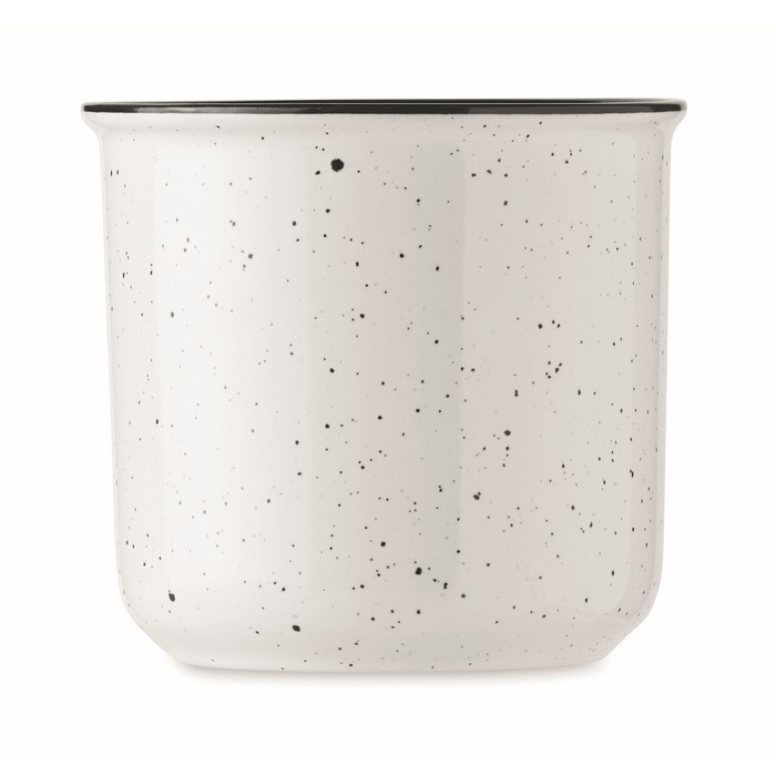 Kubek vintage ceramika 400 ml Duży ceramiczny kubek w stylu vintage. Ze względu na nakrapiany wzór, na nadrukowanym logo będą widoczne plamki. Pojemność: 400 ml.