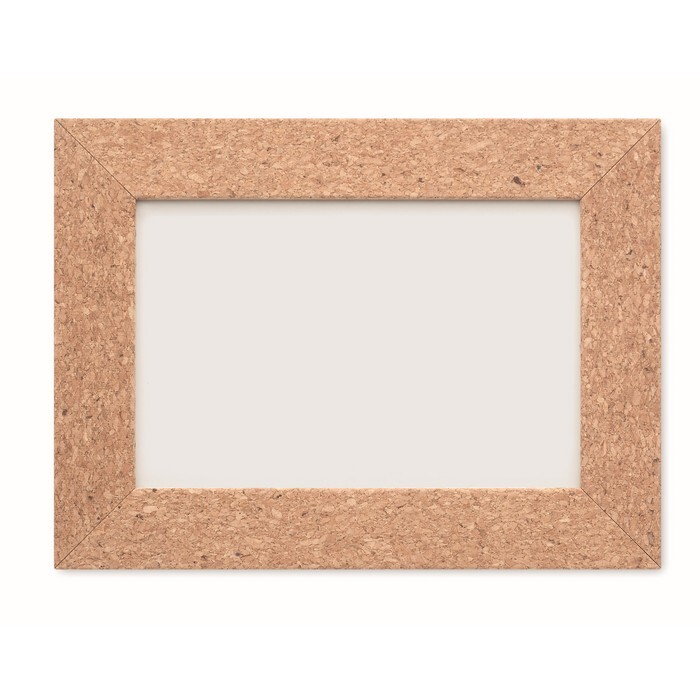 Korkowa ramka na zdjęcia Korkowa ramka na zdjęcia. Odpowiednia dla zdjęcia w rozmiarze: 15 x 10 cm. Korek jest materiałem w 100% naturalnym. Ze względu na jego strukturę i porowatość powierzchni ostateczny wygląd nadruku na każdym artykule może się różnić.