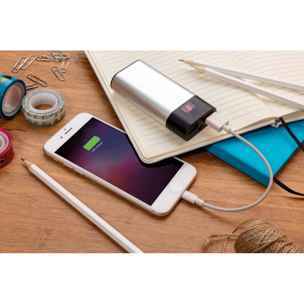 Power bank 4000 mAh z cyfrowym wyświetlaczem Power bank 4000 mAh, wyświetlacz cyfrowy LED wskazujący poziom naładowania, 2 wyjścia USB do ładowania 2 urządzeń jednocześnie, wykonany z wytrzymałego aluminium, wbudowany akumulator litowy, wyjście 2.1A pozwala ładować szybciej niż większość zwykłych ładowarek, wyjście 5V/2A, wejście 5V/1A, kabel micro USB w komplecie