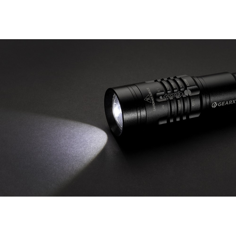 Latarka Gear X, ładowana przez USB Latarka o bardzo jasnym świetle, wodoodporna IPX4, wiązka 1000 lumenów sięgająca do 500 m, wysokiej jakości żarówka z 5 trybami świecenia, w tym SOS, wbudowany akumulator 2000 mAh pozwala na około 4 godziny ciągłego świecenia, ładowana za pomocą USB