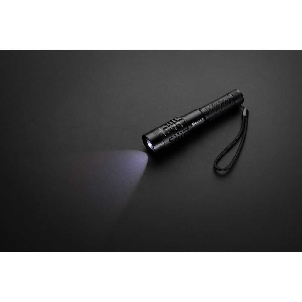 Latarka Gear X, ładowana przez USB Latarka o bardzo jasnym świetle, wodoodporna IPX4, wiązka 1000 lumenów sięgająca do 500 m, wysokiej jakości żarówka z 5 trybami świecenia, w tym SOS, wbudowany akumulator 2000 mAh pozwala na około 4 godziny ciągłego świecenia, ładowana za pomocą USB