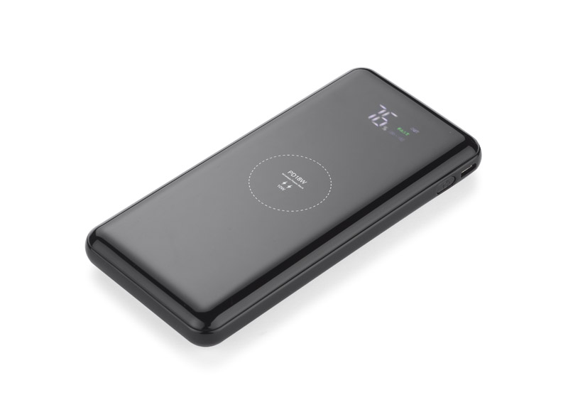 Power bank FUERTE 10000 mAh FUERTE to power bank, który posiada wiele nowoczesnych funkcji. Najważniejszą z nich jest funkcja szybkiego ładowania Power Delivery (PD). Jest to standard szybkiego ładowania umożliwiający przesyłanie dużych mocy przez złącze typu USB-C. Technologia charakteryzuje się zwiększonym poziomem mocy, w przypadku FUERTE jest to aż 18W. Największą zaletą standardu Power Delivery jest możliwość inteligentnego dostosowywania mocy ładowania do ładowanego urządzenia. Poza tym power bank posiada wbudowaną ładowarkę bezprzewodową o maksymalnej mocy 10W, cyfrowy wyświetlacz ukryty pod elegancką lustrzaną obudową i latarkę. Port USB-C jest dwukierunkowy – jest jednocześnie wejściem i wyjściem, co oznacza, że - łącznie z dwoma wyjściami USB-A – istnieje możliwość ładowania aż trzech urządzeń jednocześnie. W zestawie standardowy kabel micro USB do ładowania. Produkt jest zgodny z odpowiednimi dyrektywami Unii Europejskiej, posiada znak CE oraz 1 rok gwarancji. Dane techniczne: wejście micro USB, USB-C: 5V/2A-9V/2A-12V/1.5A (18W max), wyjście USB 1, 2 i USB-C: 5V/2A-9A/2A-12V/1.5A (18W max), wyjście ładowania bezprzewodowego: 5W-7.5W-10W, bateria litowo-polimerowa