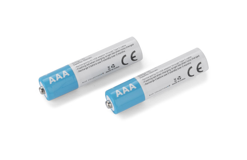 Zestaw akumulatorków AAA 450 mAh Zestaw akumulatorków AAA 450 mAh to produkt stworzony specjalnie z myślą o użytkownikach urządzeń elektronicznych. Akumulatory zasilane są przez port USB typu C, co oznacza, że nie jest wymagana dedykowana ładowarka. W zestawie znajduje się podwójny kabel USB-C, który umożliwia zasilanie dwóch akumulatorów w tym samym czasie. Dzięki wskaźnikowi LED na baterii wiesz, jaki jest aktualny status naładowania. Zestaw akumulatorków AAA 450 mAh to rozwiązanie przyjazne dla środowiska - akumulatory doładujesz do 1200 razy, unikając zużycia 1200 zwykłych baterii. Pełne naładowanie: 1 godz.