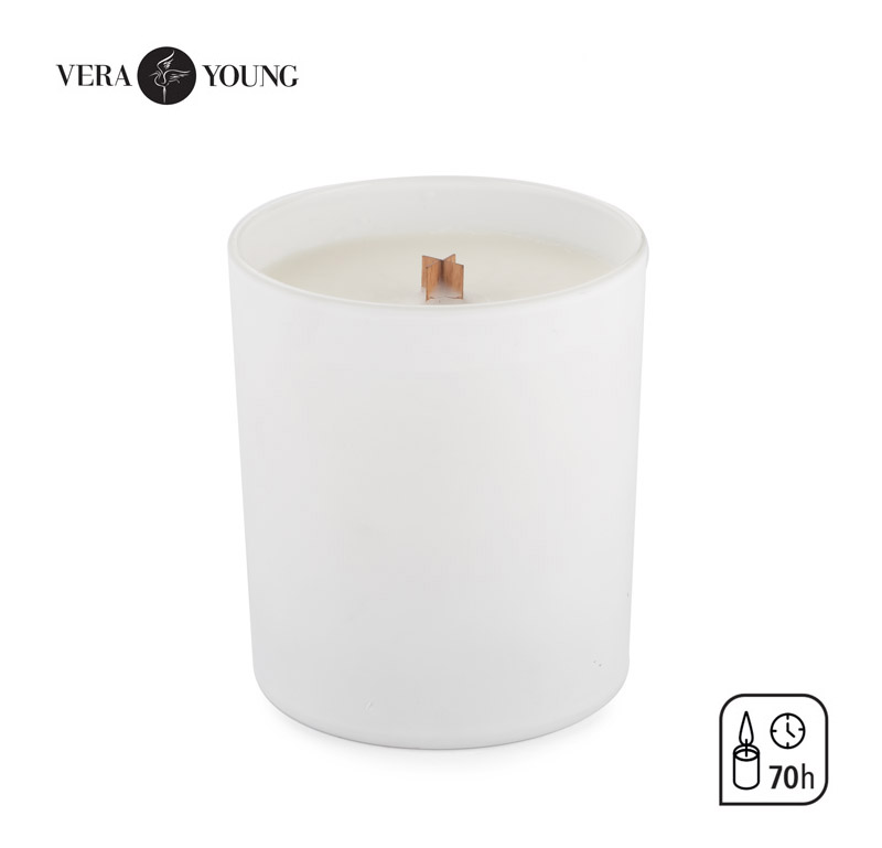 Świeca sojowa 220g - Library - VERA YOUNG Produkty Vera Young Candles są odlewane ręcznie. Wykonywane są z naturalnego wosku sojowego - są w 100% naturalne i ekologiczne. Dzięki woskom roślinnym świece są całkowicie bezpieczne dla zdrowia i nie zawierają szkodliwych substancji.
Eleganckie białe, matowe szkło z drewnianą pokrywką i drewnianym knotem. (Knot drewniany w zależności od rodzaju produkcji może różnić się wyglądem.)  