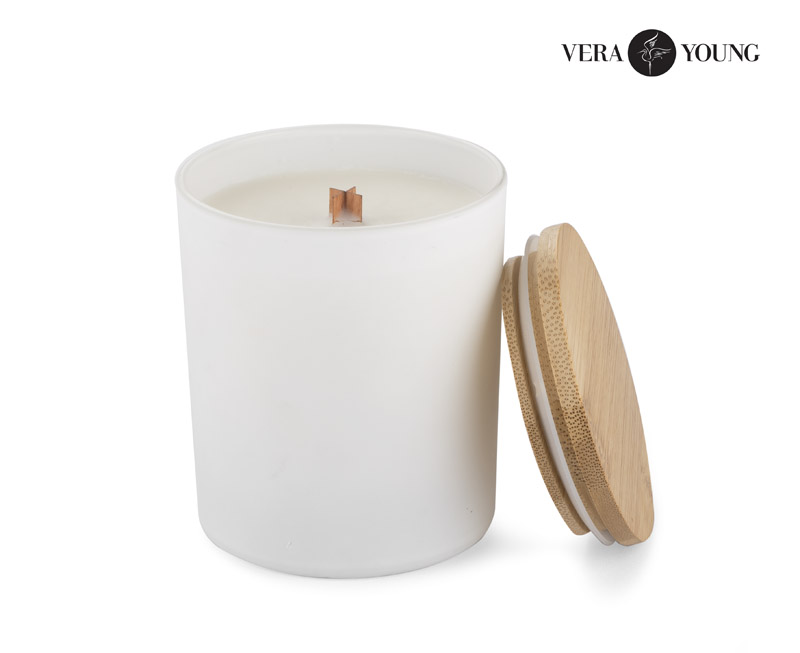 Świeca sojowa 220g - Library - VERA YOUNG Produkty Vera Young Candles są odlewane ręcznie. Wykonywane są z naturalnego wosku sojowego - są w 100% naturalne i ekologiczne. Dzięki woskom roślinnym świece są całkowicie bezpieczne dla zdrowia i nie zawierają szkodliwych substancji.
Eleganckie białe, matowe szkło z drewnianą pokrywką i drewnianym knotem. (Knot drewniany w zależności od rodzaju produkcji może różnić się wyglądem.)  