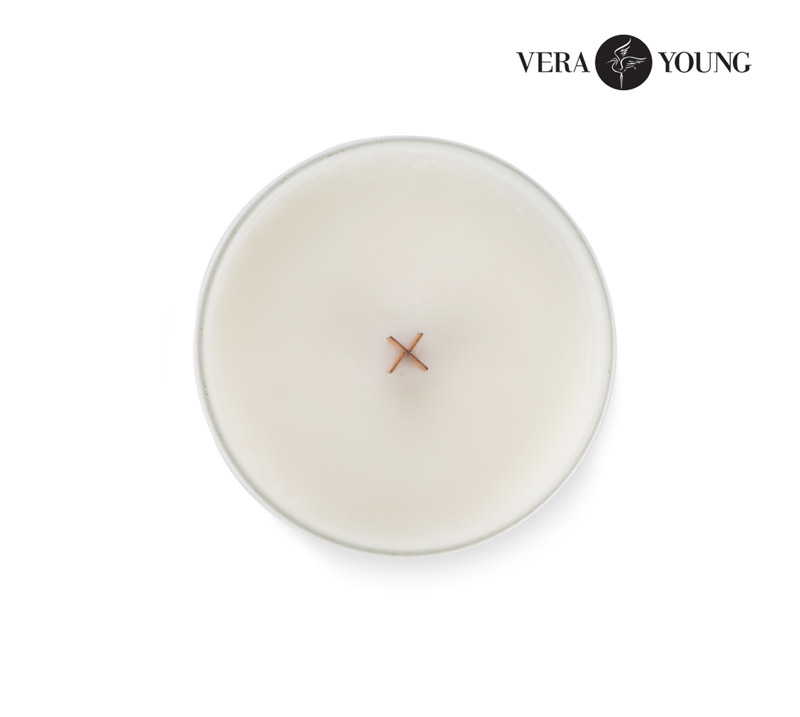 Świeca sojowa 220g - Library - VERA YOUNG Produkty Vera Young Candles są odlewane ręcznie. Wykonywane są z naturalnego wosku sojowego - są w 100% naturalne i ekologiczne. Dzięki woskom roślinnym świece są całkowicie bezpieczne dla zdrowia i nie zawierają szkodliwych substancji.
Eleganckie białe, matowe szkło z drewnianą pokrywką i drewnianym knotem. (Knot drewniany w zależności od rodzaju produkcji może różnić się wyglądem.)  