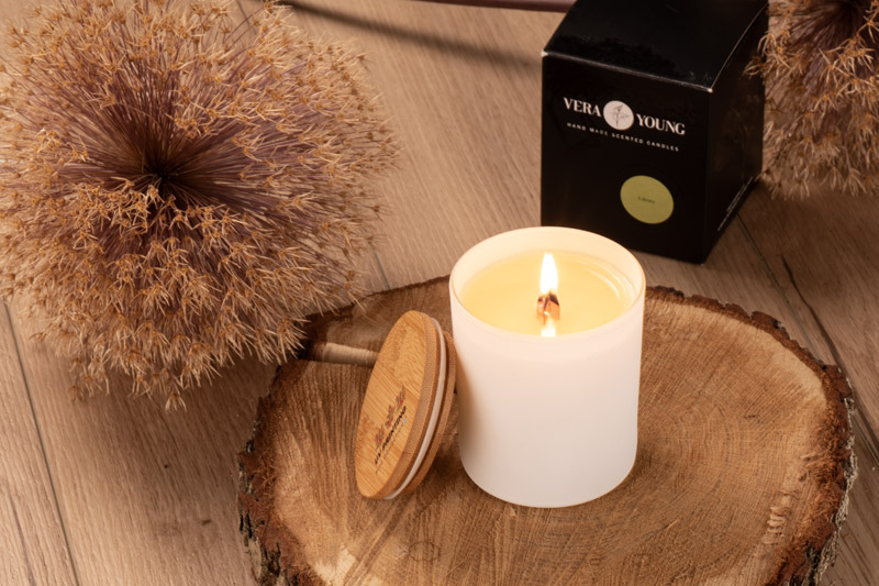 Świeca sojowa 220g - Library - VERA YOUNG Produkty Vera Young Candles są odlewane ręcznie. Wykonywane są z naturalnego wosku sojowego - są w 100% naturalne i ekologiczne. Dzięki woskom roślinnym świece są całkowicie bezpieczne dla zdrowia i nie zawierają szkodliwych substancji.
Eleganckie białe, matowe szkło z drewnianą pokrywką i drewnianym knotem. (Knot drewniany w zależności od rodzaju produkcji może różnić się wyglądem.)  