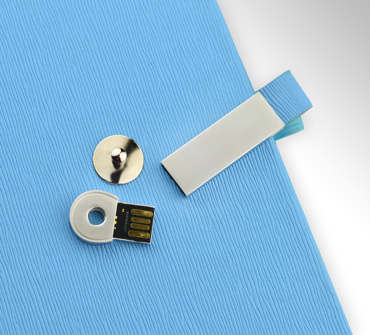 Notes MIND z pamięcią USB 16 GB, A5 
Notes formatu A5 w twardej oprawie z 80 kartkami w linie. Zamykany jest na metalowy zatrzask z magnesem, w którym ukryta jest pamięć USB o pojemności 16 GB. Standard usb: 2.0; szybkość zapisu: 6 MB/s; szybkość odczytu: 16 MB/s. Ponadto notes posiada uchwyt na długopis. Okładka notesu wykonana jest z ekoskóry PU o nowoczesnej fakturze i żywych kolorach. Brzegi notesu są w takim samym kolorze jak okładka. Znakowanie jest możliwe na zatrzasku.
Do notesu dołączona jest instrukcja użytkowania pamięci USB, z którą należy się zapoznać przed jej użytkowaniem