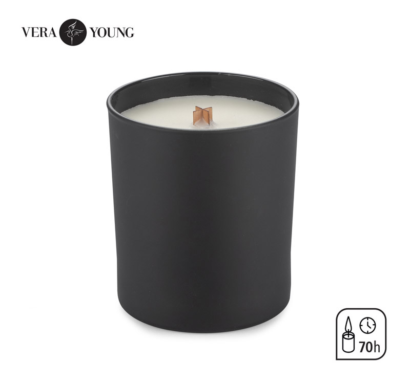 Świeca sojowa 220g - Black Pomegranate - VERA YOUNG Produkty Vera Young Candles są odlewane ręcznie. Wykonywane są z naturalnego wosku sojowego - są w 100% naturalne i ekologiczne. Dzięki woskom roślinnym świece są całkowicie bezpieczne dla zdrowia i nie zawierają szkodliwych substancji.

Eleganckie czarne, matowe szkło z drewnianą pokrywką i drewnianym knotem. (Knot drewniany w zależności od rodzaju produkcji może różnić się wyglądem.) Świece produkowane są ręcznie. Produkcja w Polsce. 