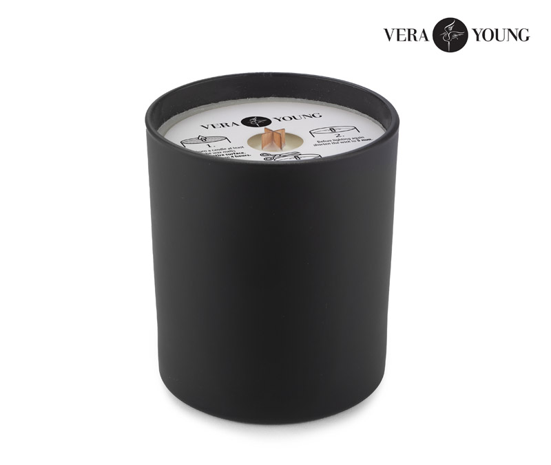 Świeca sojowa 220g - Black Pomegranate - VERA YOUNG Produkty Vera Young Candles są odlewane ręcznie. Wykonywane są z naturalnego wosku sojowego - są w 100% naturalne i ekologiczne. Dzięki woskom roślinnym świece są całkowicie bezpieczne dla zdrowia i nie zawierają szkodliwych substancji.

Eleganckie czarne, matowe szkło z drewnianą pokrywką i drewnianym knotem. (Knot drewniany w zależności od rodzaju produkcji może różnić się wyglądem.) Świece produkowane są ręcznie. Produkcja w Polsce. 