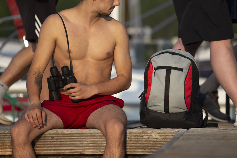 Plecak TOURIST Wygodny plecak na każdą podróż. Wykonany jest z wytrzymałego poliestru 600D. Zawiera komorę główną, 2 przednie kieszenie oraz 2 boczne kieszenie siateczkowe. Pasek z przodu plecaka umożliwia doczepienie niezbędnego ekwipunku oraz stanowi ciekawą ozdobę plecaka. Wykonany z materiału w modnym szarym i czarnym kolorze połączonego ze wstawkami z żywych kolorów.