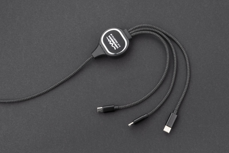 Kabel USB 3 w 1 LUX Kabel LUX to świetny gadżet reklamowy, gdyż posiada on idealne miejsce na wygrawerowane logo, które podświetli się po podłączeniu kabla! Jest to kabel 3 w 1, co oznacza, że posiada końcówki: micro USB, USB typu C i Lightining (iPhone). Sam przewód powleczony jest wzmacnianym materiałem i ma długość ok. 1 m. Kabel służy wyłącznie do ładowania.