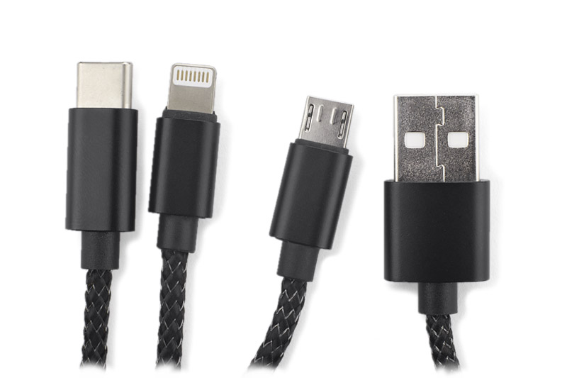 Kabel USB 3 w 1 LUX Kabel LUX to świetny gadżet reklamowy, gdyż posiada on idealne miejsce na wygrawerowane logo, które podświetli się po podłączeniu kabla! Jest to kabel 3 w 1, co oznacza, że posiada końcówki: micro USB, USB typu C i Lightining (iPhone). Sam przewód powleczony jest wzmacnianym materiałem i ma długość ok. 1 m. Kabel służy wyłącznie do ładowania.