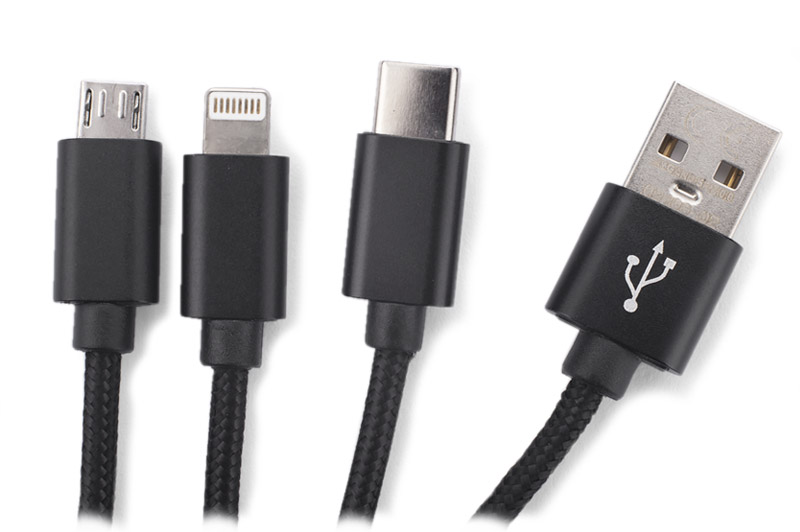 Kabel USB 3 w 1 TAUS Kabel USB 3 w 1 TAUS do ładowania różnych urządzeń posiada trzy końcówki: micro USB, Lightning (iPhone) i USB typu C. Kabel jest powleczony tkaniną, a końcówki USB są wykonane z metalu. Praktyczny gadżet dla każdego użytkownika mobilnych urządzeń.