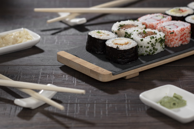 Zestaw do sushi MAKI Zestaw do sushi stanowi doskonały pomysł na upominek. Zestaw zawiera bambusową podkładkę, na której umieszczona jest kamienna deska, bambusowe pałeczki z podstawkami oraz miseczki na sos. Zestaw dla dwóch osób. Ucieszy każdego miłośnika sushi. 