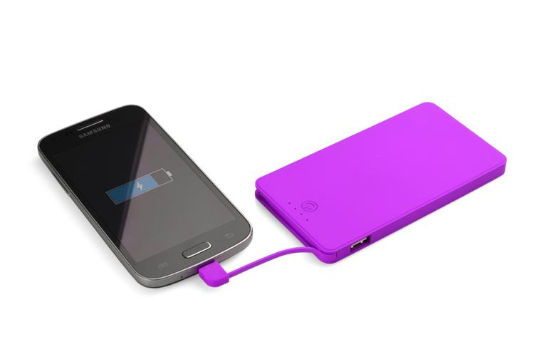 Power bank VIVID 4000 mAh 
Power bank o niezwykłej, gumowanej powierzchni. Kształtem i rozmiarami przypomina smartfona, co daje wyobrażenie jak bardzo poręczne jest to urządzenie. Interesujący design dopełnia miła dla oka kolorystyka. VIVID posiada sprytnie chowany zintegrowany kabel z wtyczką micro USB oraz dodatkowy port USB, co umożliwia ładowanie 2 urządzeń jednocześnie. Do ładowania power banka służy port micro USB. Dodatkowo power bank posiada 4 diody informujące o poziomie baterii. Wejście 5 V / 1 A, wyjście 5V / 1 A (zintegrowany kabel) i 2.1 A (port USB). Pojemność 4000 mAh. W zestawie dołączony kabel z wtyczką micro USB.