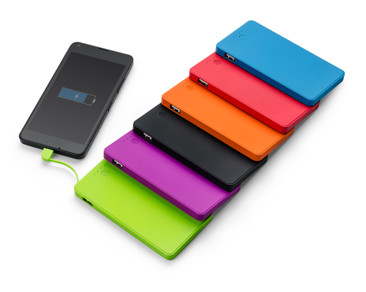 Power bank VIVID 4000 mAh 
Power bank o niezwykłej, gumowanej powierzchni. Kształtem i rozmiarami przypomina smartfona, co daje wyobrażenie jak bardzo poręczne jest to urządzenie. Interesujący design dopełnia miła dla oka kolorystyka. VIVID posiada sprytnie chowany zintegrowany kabel z wtyczką micro USB oraz dodatkowy port USB, co umożliwia ładowanie 2 urządzeń jednocześnie. Do ładowania power banka służy port micro USB. Dodatkowo power bank posiada 4 diody informujące o poziomie baterii. Wejście 5 V / 1 A, wyjście 5V / 1 A (zintegrowany kabel) i 2.1 A (port USB). Pojemność 4000 mAh. W zestawie dołączony kabel z wtyczką micro USB.