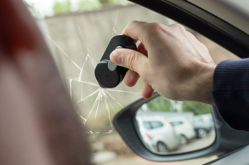 Uchwyt samochodowy do telefonu MIRIS MIRIS to gadżet 4 w 1. Podstawowa funkcja to uchwyt magnetyczny do telefonu (w zestawie 2 blaszki). Dla Twojego bezpieczeństwa wyposażony jest dodatkowo w przecinak do pasów i młotek do zbicia szyby w razie konieczności. Ostatnią funkcją jest aromaterapia. W zestawie znajdują się dwie gąbki do nasączenia ulubionymi zapachami.