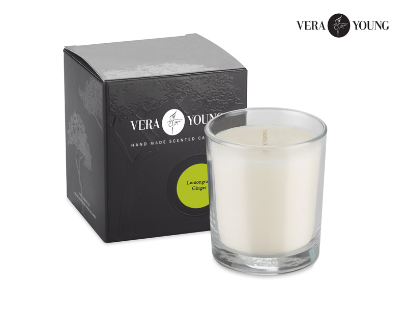 Świeca sojowa 170g - Lemongrass & Ginger - VERA YOUNG Produkty Vera Young Candles są odlewane ręcznie. Wykonywane są z naturalnego wosku sojowego - są w 100% naturalne i ekologiczne. Dzięki woskom roślinnym świece są całkowicie bezpieczne dla zdrowia i nie zawierają szkodliwych substancji.
