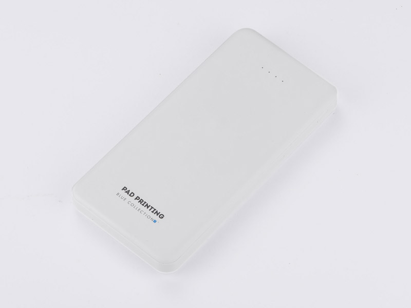 Power bank SIMPLE 10000 mAh Power bank SIMPLE to prosty, idealny codzienny pomocnik. Dzięki pojemności 10 000 mAh zapewnia parukrotne naładowanie wykorzystywanego urządzenia. Wykonany z wytrzymałego kompozytu zawiera w sobie 3 rodzaje portów USB – Typ A / micro - usb / Typ – C. Produkt jest zgodny z odpowiednimi dyrektywami Unii Europejskiej, posiada znak CE oraz 1 rok gwarancji. W zestawie kabel do ładowania z końcówką microUSB. Dane techniczne: - wejście Typ-C i micro-usb: 5V/2.1A, - wyjście: 2xUSB 5V/2.1A, - bateria litowo-polimerowa.