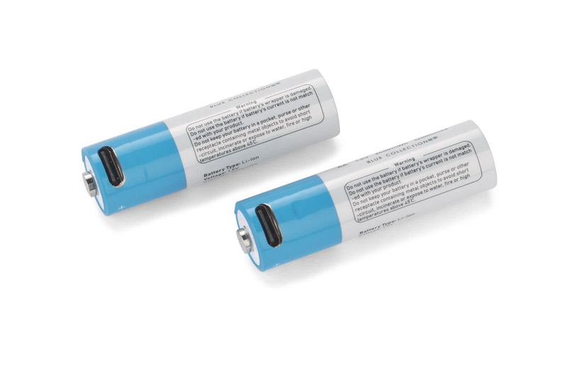 Zestaw akumulatorków AA 1600 mAh Zestaw akumulatorków AA 1600 mAh to produkt stworzony specjalnie z myślą o użytkownikach urządzeń elektronicznych. Akumulatory zasilane są przez port USB typu C, co oznacza, że nie jest wymagana dedykowana ładowarka. W zestawie znajduje się podwójny kabel USB-C, który umożliwia zasilanie dwóch akumulatorów w tym samym czasie. Dzięki wskaźnikowi LED na baterii wiesz, jaki jest aktualny status naładowania. Zestaw akumulatorków AA 1600 mAh to rozwiązanie przyjazne dla środowiska - akumulatory doładujesz do 1200 razy, unikając zużycia 1200 zwykłych baterii. Pełne ładowanie: 1,5 godz.