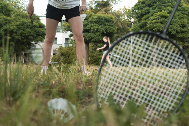 Zestaw do badmintona TALDE  Badminton to atrakcyjny towarzysko i łatwy do nauczenia sport. Idealny zarówno dla dzieci jak i dla dorosłych. Zestaw składa się z dwóch rakietek i lotki. Zapakowany w czarne etui z dołączonym paskiem do przenoszenia na ramieniu. 