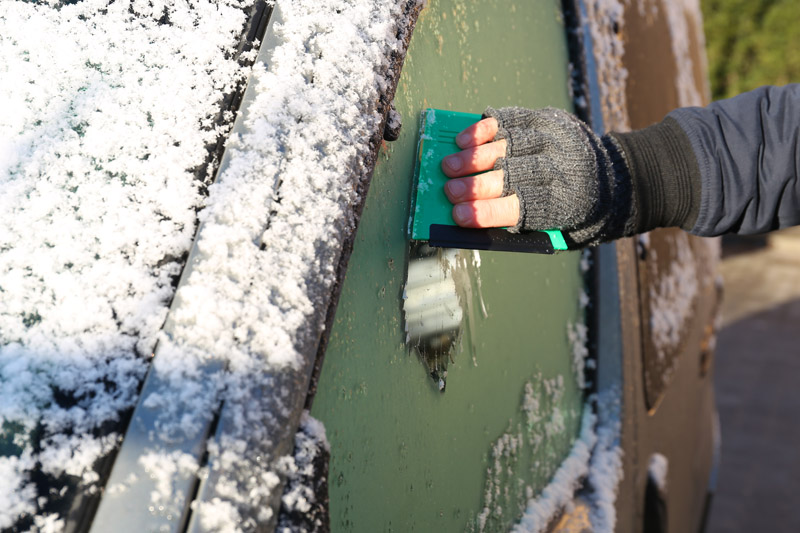 Skrobaczka GLACE Skrobaczka do szyb z trzema końcówkami - płaską, ząbkowaną oraz gumową. Wykonana z tworzywa nietransparentnego.