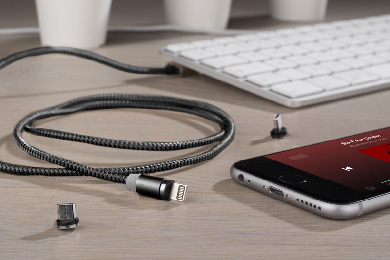 Kabel USB 3 w 1 MAGNETIC Kabel MAGNETIC to niezwykle praktyczny gadżet. Końcówki doczepiane są do kabla za pośrednictwem magnesu. Dzięki temu nie ma potrzeby ciągłego wkładania końcówki do telefonu, a co za tym idzie, złącze nie będzie narażone na szybkie zużycie. W zestawie znajdują się trzy różne wtyczki: micro USB, USB typu C i Lightning (iPhone). Dodatkowo, końcówka kabla świeci się na niebiesko, co pomoże odnaleźć telefon w ciemnym pomieszczeniu. Sam przewód powleczony jest wzmacnianym materiałem i ma długość ok. 1 m. Kabel służy wyłącznie do ładowania.