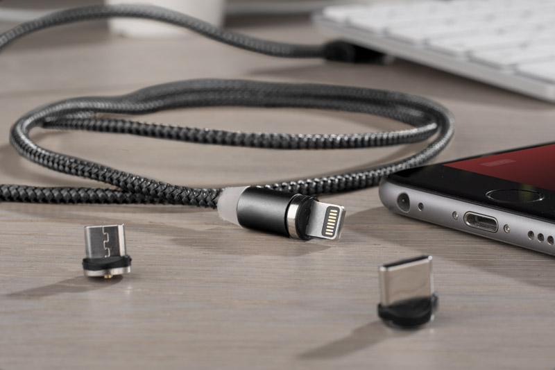 Kabel USB 3 w 1 MAGNETIC Kabel MAGNETIC to niezwykle praktyczny gadżet. Końcówki doczepiane są do kabla za pośrednictwem magnesu. Dzięki temu nie ma potrzeby ciągłego wkładania końcówki do telefonu, a co za tym idzie, złącze nie będzie narażone na szybkie zużycie. W zestawie znajdują się trzy różne wtyczki: micro USB, USB typu C i Lightning (iPhone). Dodatkowo, końcówka kabla świeci się na niebiesko, co pomoże odnaleźć telefon w ciemnym pomieszczeniu. Sam przewód powleczony jest wzmacnianym materiałem i ma długość ok. 1 m. Kabel służy wyłącznie do ładowania.